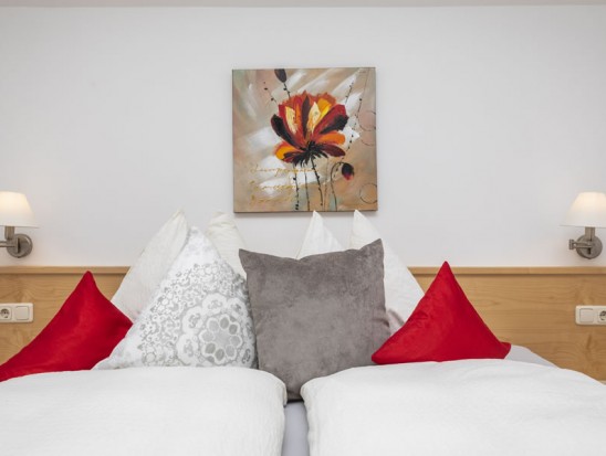 Schlafzimmer mit hochwertigem Doppelbett