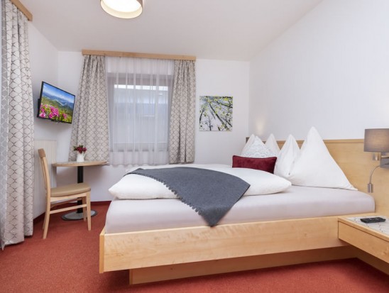 Schlafzimmer mit hochwertigem Doppelbett