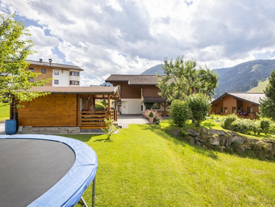 Trampolin und Gartenhütte im Ferienhaus Eva