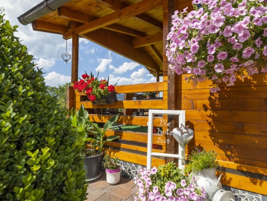 Gartenhaus mit Blumenschmuck - Ferienhaus Eva in Flachau
